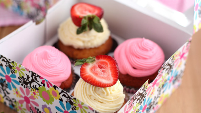 Cupcakes strawberries flower napkin food free wallpaper for desktop - medium preview image