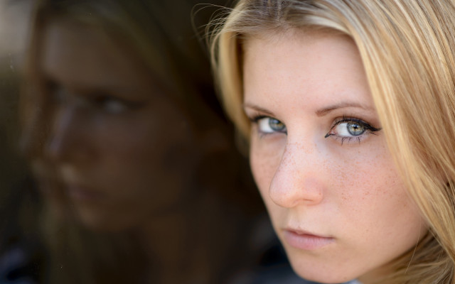 Blonde blueeyes reflection shallowdepth photorealistic free wallpaper for desktop - medium preview image