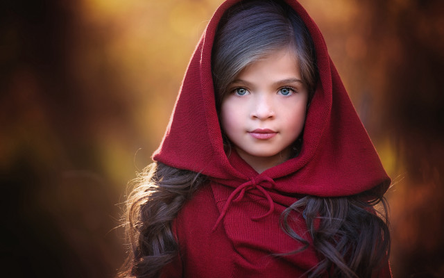Young girl red hood portrait free wallpaper for desktop - medium preview image