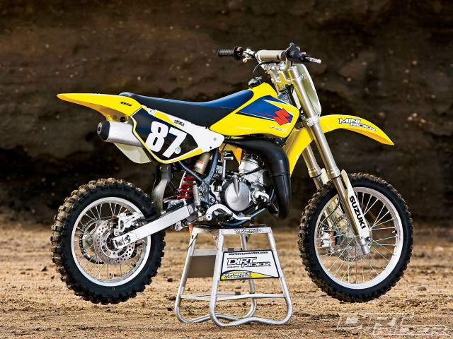 Yellow dirt bike metal stand free wallpaper for desktop - medium preview image