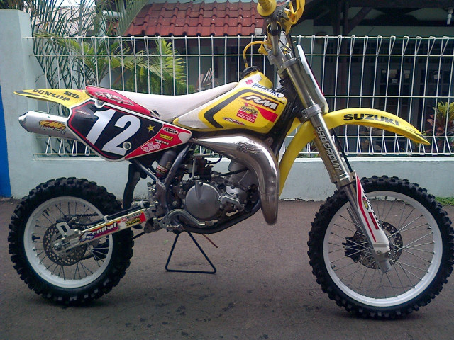 Dirt bike parked road fence free wallpaper for desktop - medium preview image