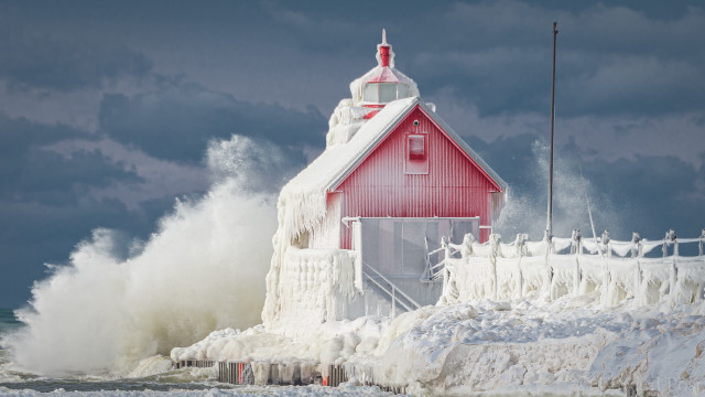 Red building wave lighthouse cloudy free wallpaper for desktop - medium preview image