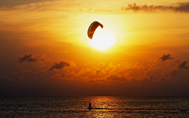 Para sailing sunset ocean kite free wallpaper for desktop - medium preview image