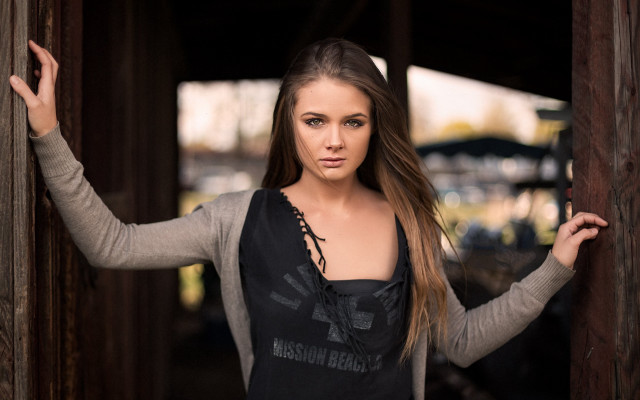 Eszter mattioni portrait doorway blurry free wallpaper for desktop - medium preview image