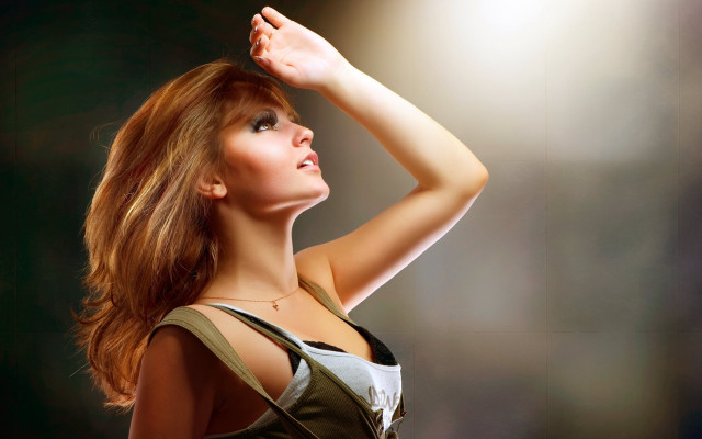 Woman shoulder bag light spotlight free wallpaper for desktop - medium preview image