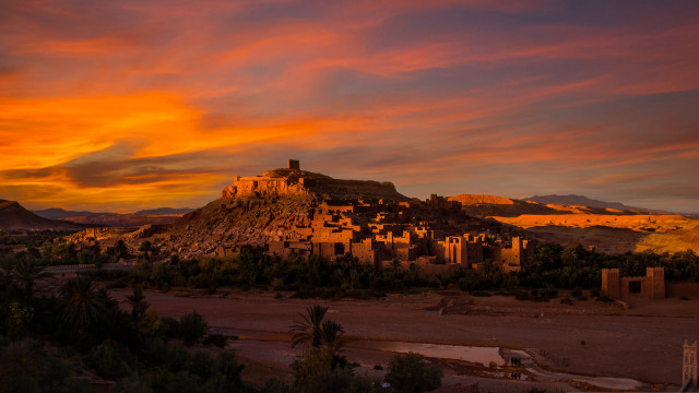 Sunset village desert mountains red free wallpaper for desktop - medium preview image