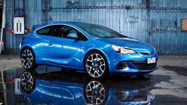 Blue car reflection building 3d free wallpaper for desktop - medium preview image