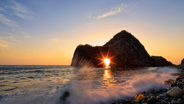 Rock formation sunset water splash free wallpaper for desktop - medium preview image