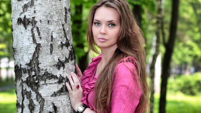 Woman pinkshirt park portrait bokeh free wallpaper for desktop - medium preview image