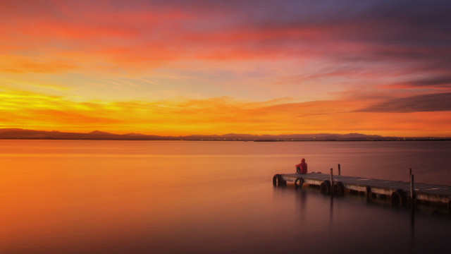 Dusk sunset mountain water portrait free wallpaper for desktop - medium preview image