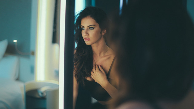 Annabel eyres mirror hotel fashion free wallpaper for desktop - medium preview image