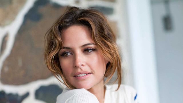 Annabel kidston white sweater portrait free wallpaper for desktop - medium preview image