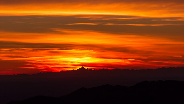 Sunset plane mountain clouds dusk free wallpaper for desktop - medium preview image
