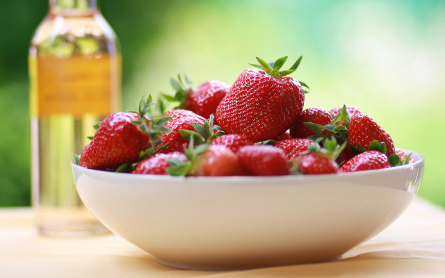Strawberries oil table outside blurry free wallpaper for desktop - medium preview image