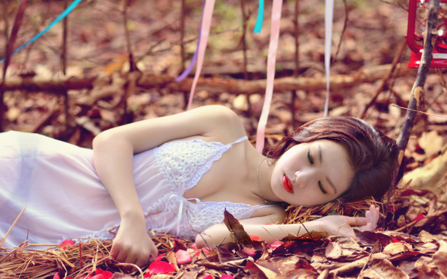 Woman white dress red lipstick free wallpaper for desktop - medium preview image