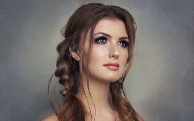 Woman blueeyes tiara brownhair portrait free wallpaper for desktop - medium preview image