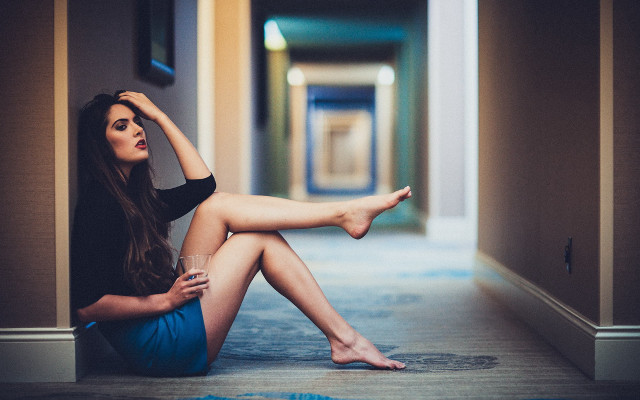 Woman sitting hallway crossed leg free wallpaper for desktop - medium preview image