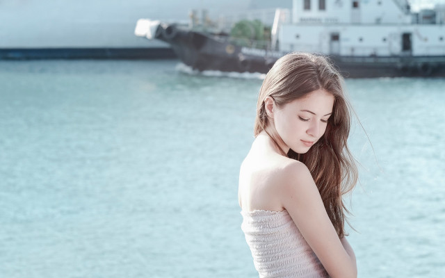 Elina karimova sunny waterboat portrait free wallpaper for desktop - medium preview image