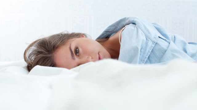 Woman white blanket head blue free wallpaper for desktop - medium preview image