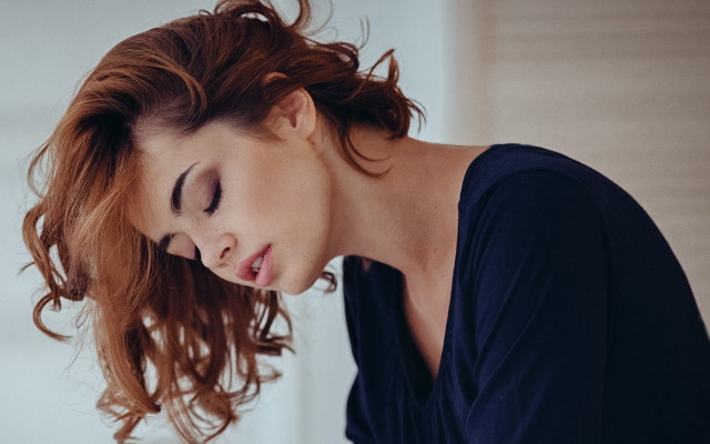 Woman leaning down laptop fashion free wallpaper for desktop - medium preview image