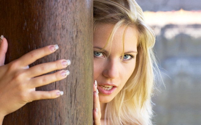 Woman ring hand wall looking free wallpaper for desktop - medium preview image