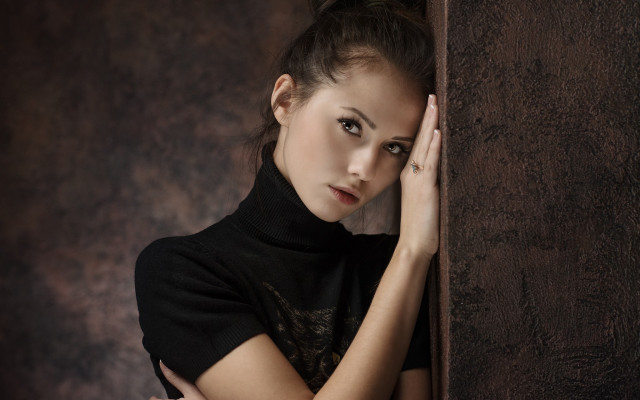 Woman leaning wall blackhair portrait free wallpaper for desktop - medium preview image