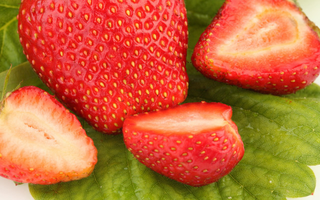 Strawberry leaf closeup bolwert food free wallpaper for desktop - medium preview image