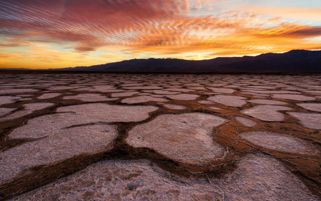 Desert landscape sunset mountains clouds free wallpaper for desktop - medium preview image