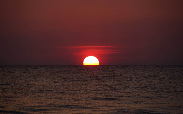 Sunset ocean red sky sun free wallpaper for desktop - medium preview image