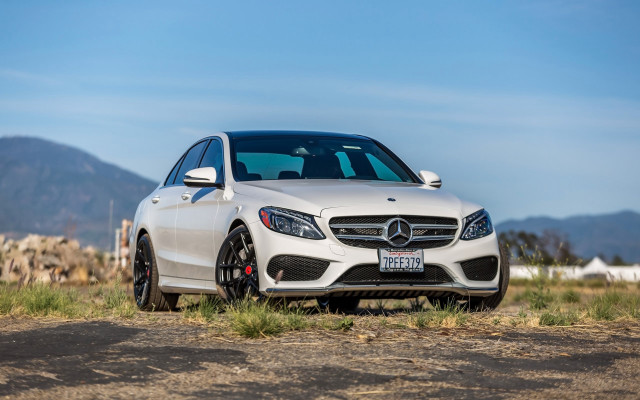 White mercedes benz tilt shift free wallpaper for desktop - medium preview image
