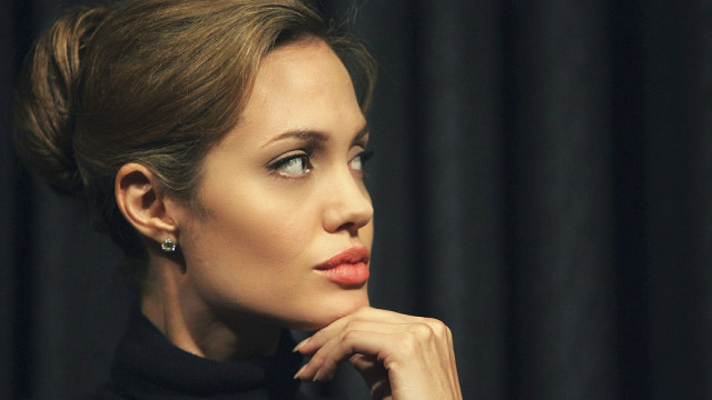 Woman highbun blackturtleneck hologram portrait free wallpaper for desktop - medium preview image