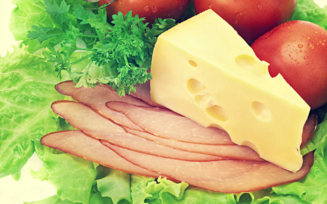 Plate meat cheese tomatoes lettuce free wallpaper for desktop - medium preview image
