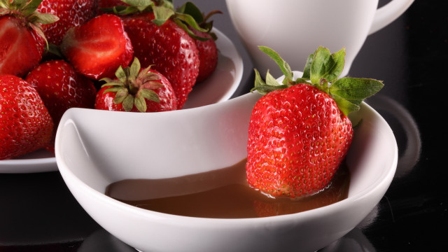 Chocolate pudding strawberries coffee spoon free wallpaper for desktop - medium preview image