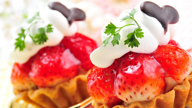 Strawberry cream dessert closeup blurry free wallpaper for desktop - medium preview image