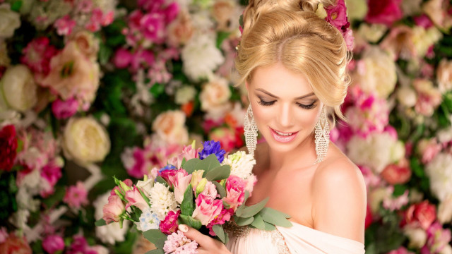 Woman white dress flower bouquet free wallpaper for desktop - medium preview image