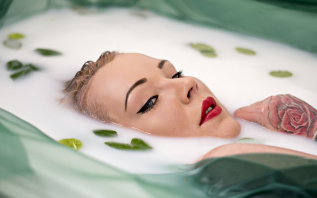 Woman bathtub rose pink red free wallpaper for desktop - medium preview image