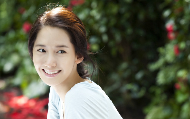 Smiling woman christmas bokeh photorealistic free wallpaper for desktop - medium preview image