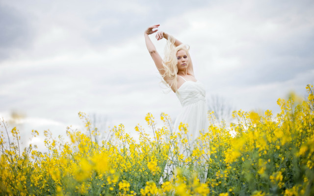 Woman white dress yellow flower free wallpaper for desktop - medium preview image