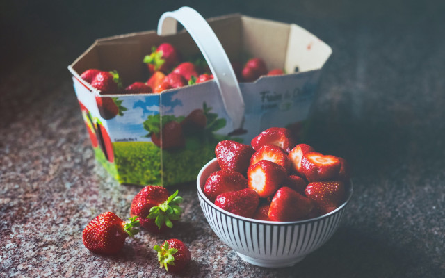 Strawberries bowl bag table neoplasticism free wallpaper for desktop - medium preview image