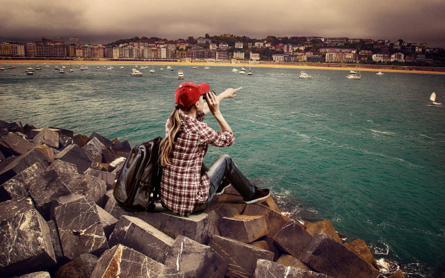 Woman hat boat city ocean free wallpaper for desktop - medium preview image