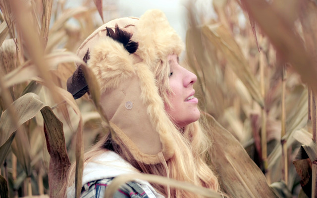 Woman hat cornfield bird feather free wallpaper for desktop - medium preview image