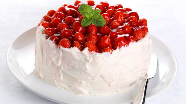 Strawberry rococo pastel cake plate free wallpaper for desktop - medium preview image