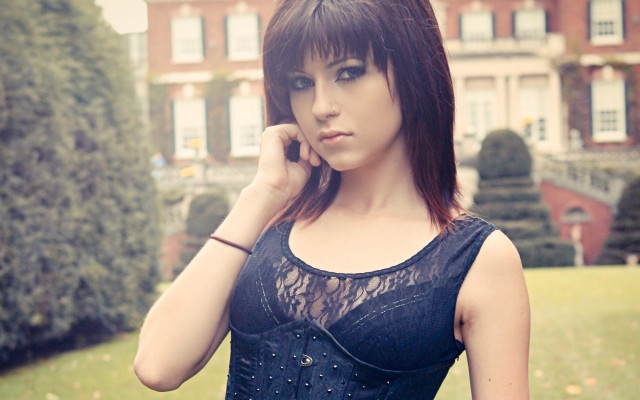 Woman black dress phone cityscape #2 free wallpaper for desktop - medium preview image