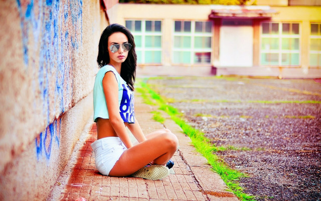 Woman graffiti wall building fashion free wallpaper for desktop - medium preview image