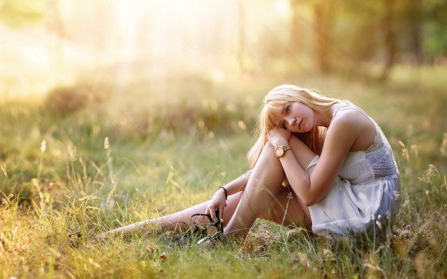 Woman field blonde sitting nature free wallpaper for desktop - medium preview image