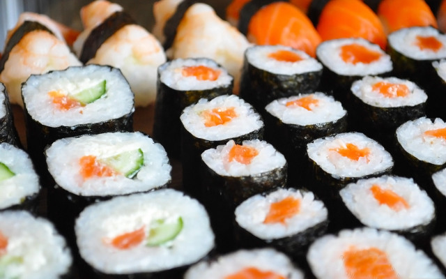 Sushi rolls carrots cucumbers depth free wallpaper for desktop - medium preview image