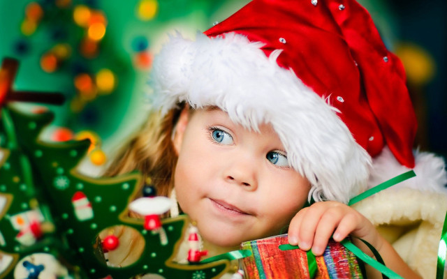 Little girl santa hat christmas free wallpaper for desktop - medium preview image