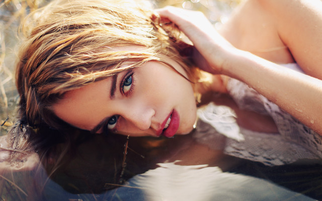 Woman underwater relaxing blue eyes free wallpaper for desktop - medium preview image