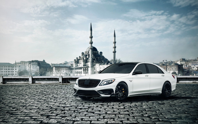 White mercedes benz detailed cityscape free wallpaper for desktop - medium preview image