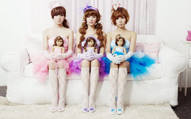 Three women dolls pastel pop free wallpaper for desktop - medium preview image